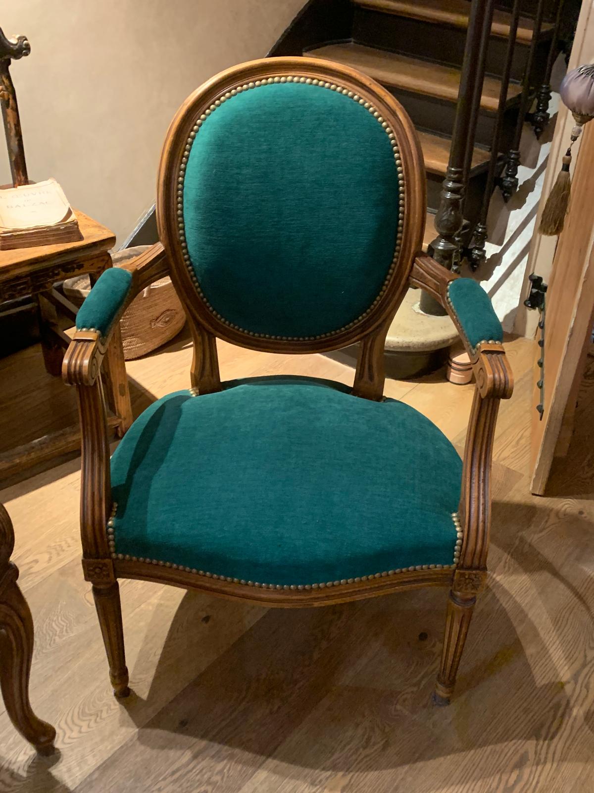 Fauteuil en velours vert