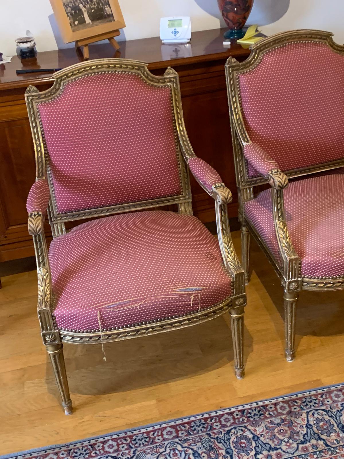 Paire de fauteuils anciens à bois sculpté et tissu rose