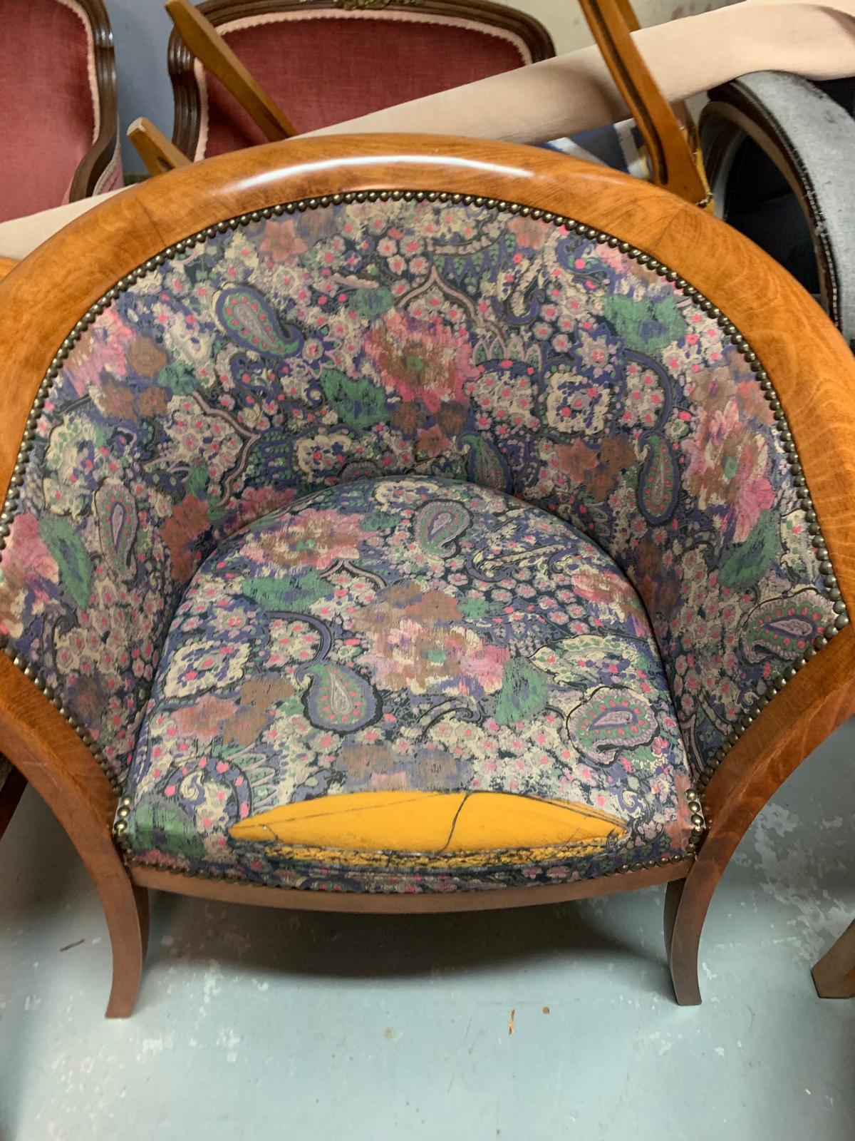 Fauteuil fleuri à rénover
