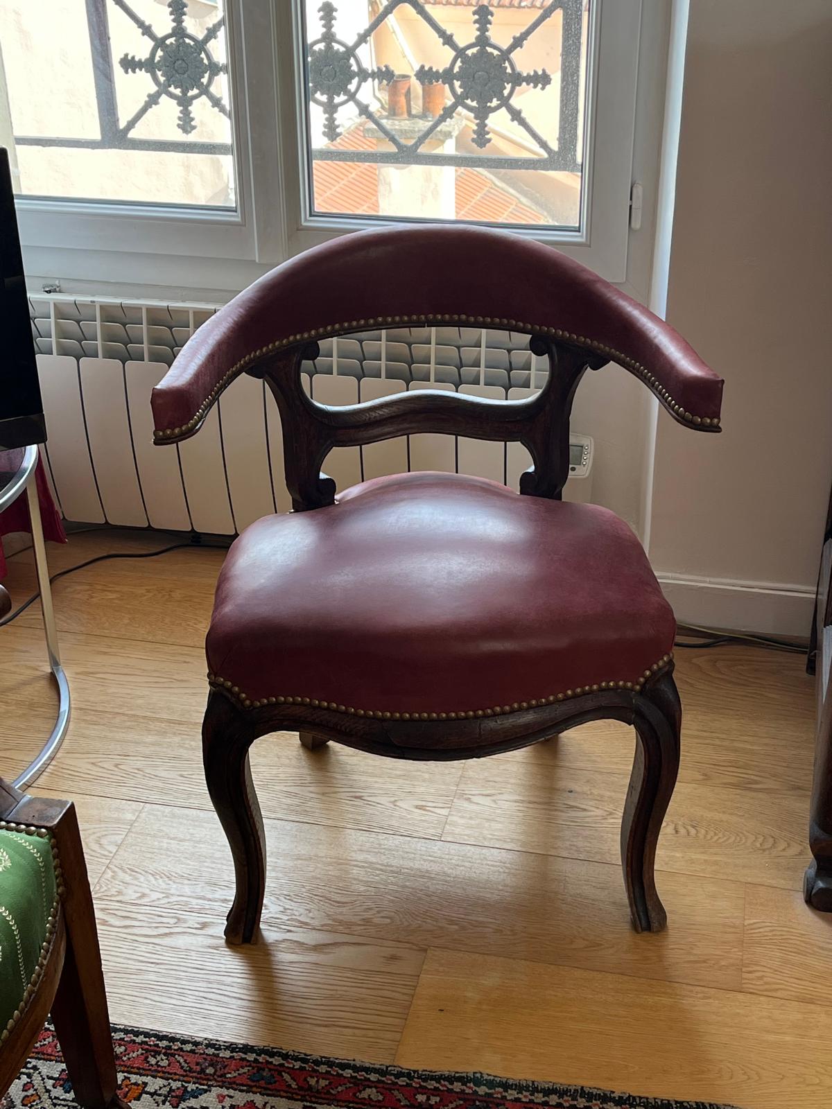 Fauteuil au revêtement bordeaux