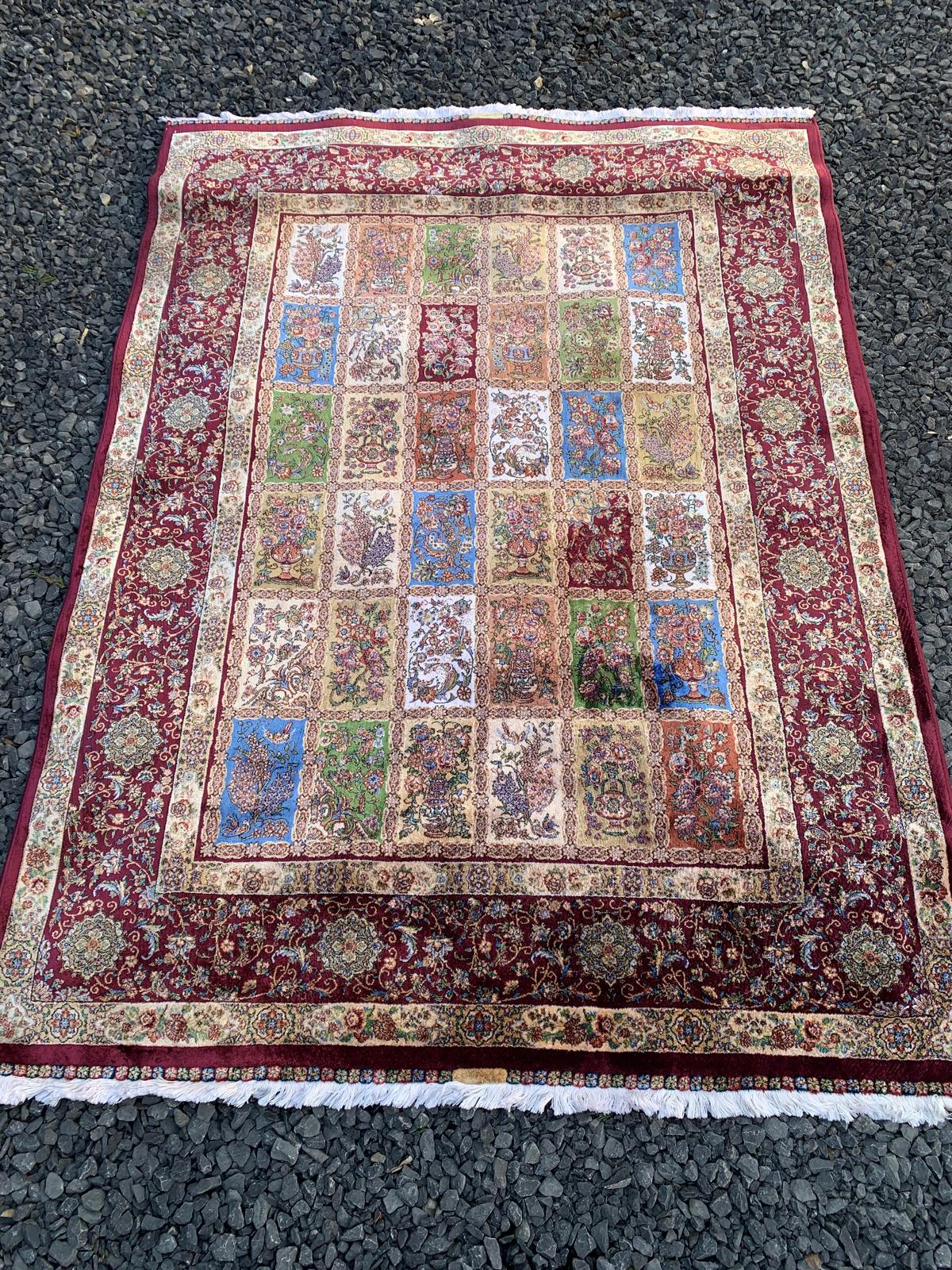 Tapis à motifs floraux multicolores et bordure bordeaux