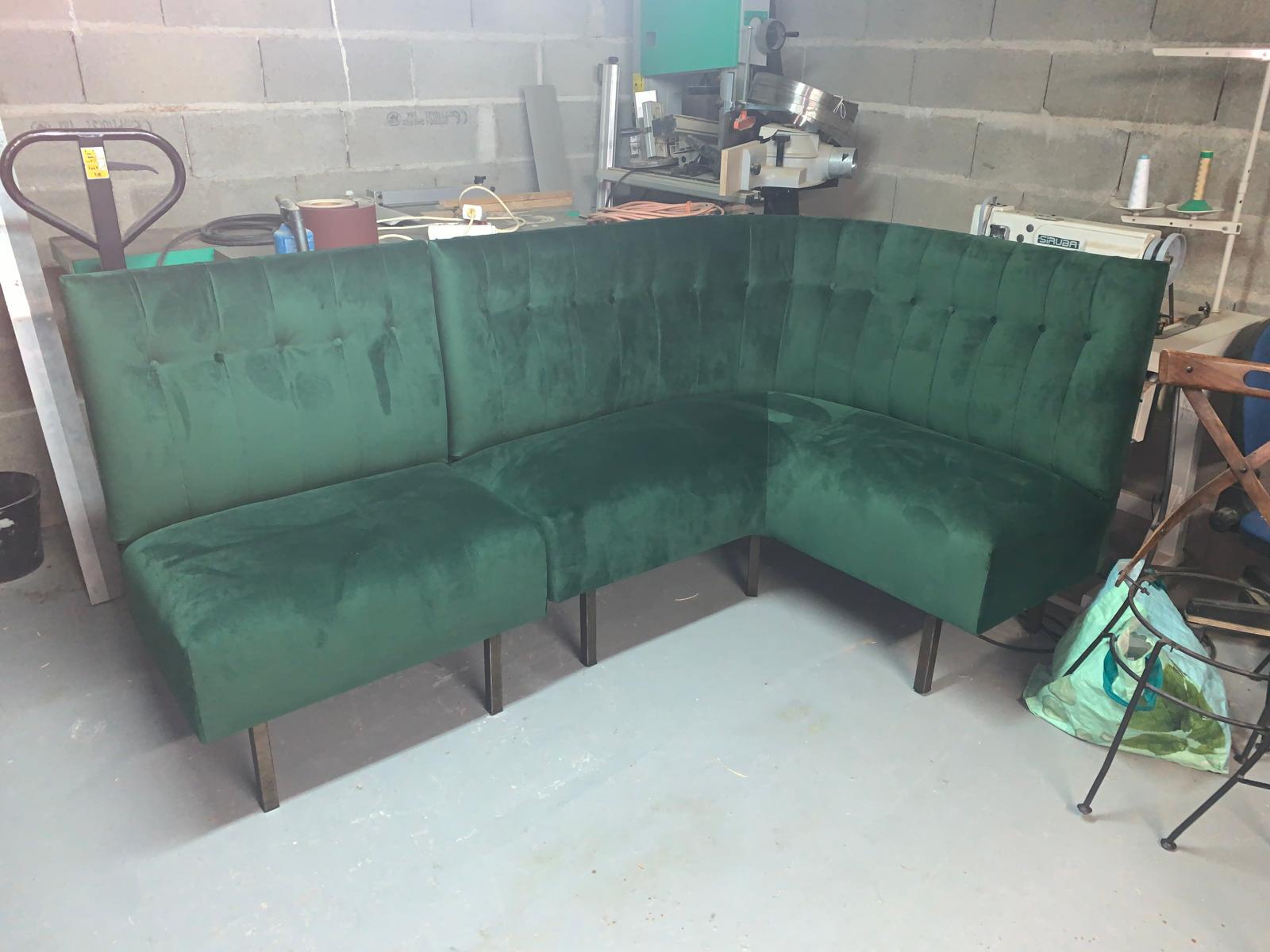 Banquette d’angle après réfection, en velours vert dans l’atelier